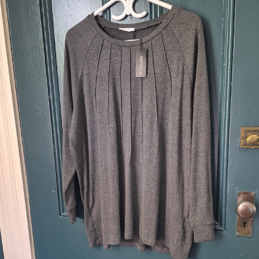 NWT In Voland 20W Gray Long Sleeve Top